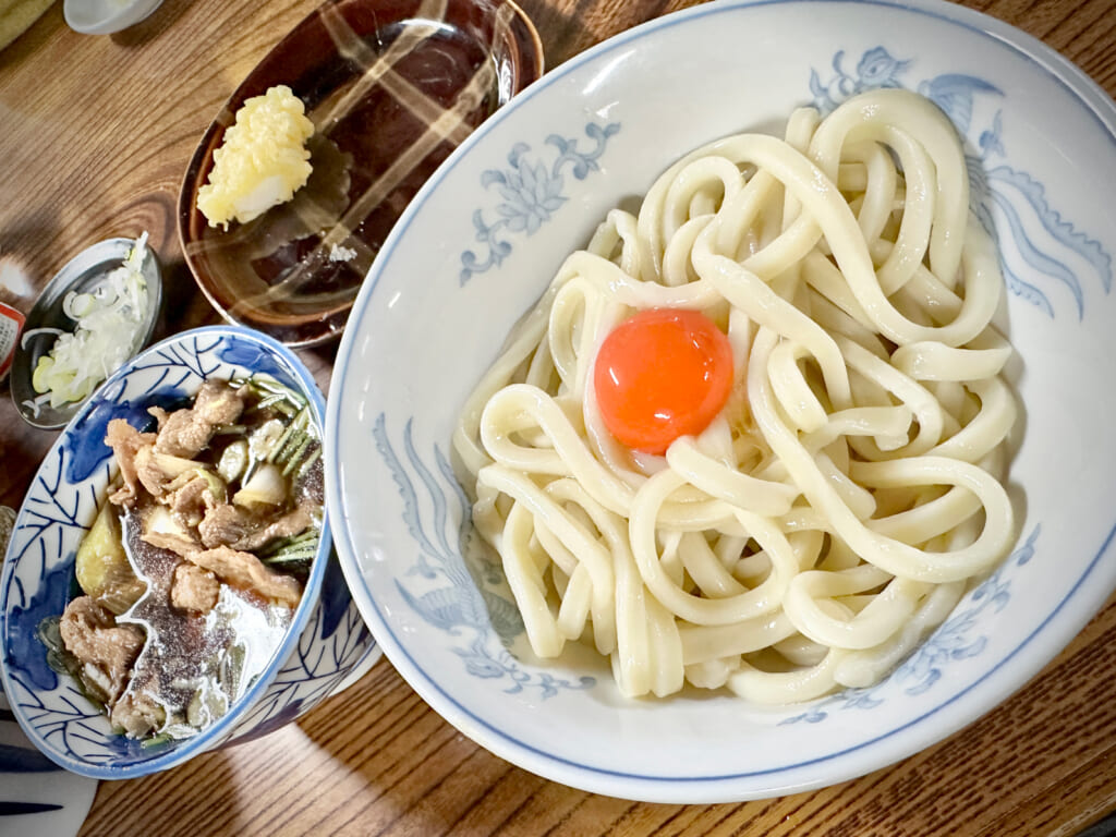 肉つゆうどん大+生たまごトッピング